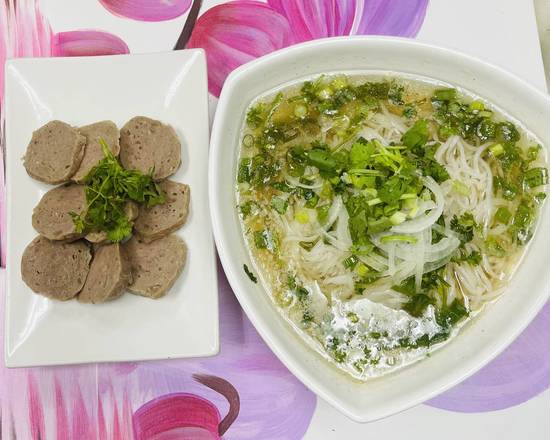 Order P3. Meatballs Noodle Soup food online from Pho Binh Minh store, Maple Valley on bringmethat.com