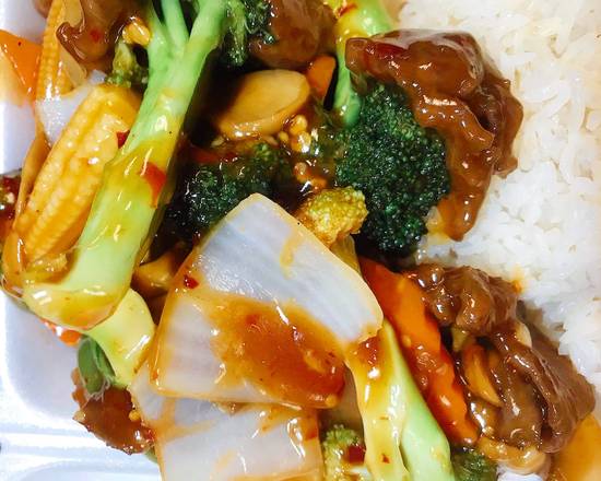 Order Beef w. Garlic sauce  food online from New Golden House store, Philadelphia on bringmethat.com