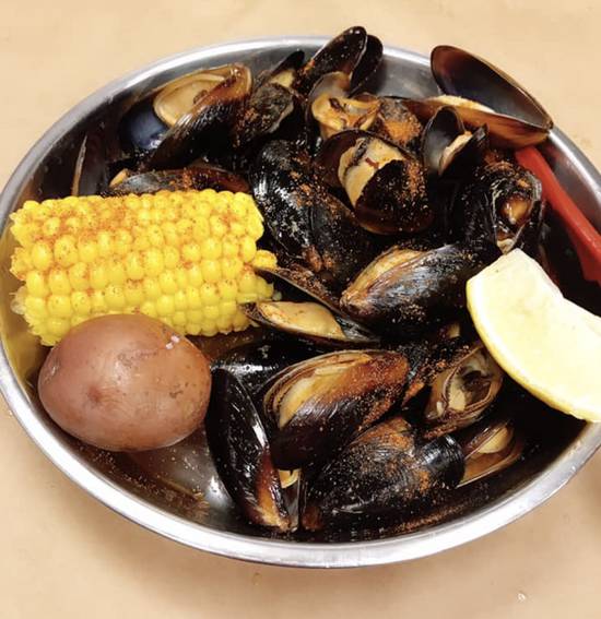 Order Black Mussel (1 lb) food online from Cajun Crab Hut store, Saint Augustine on bringmethat.com