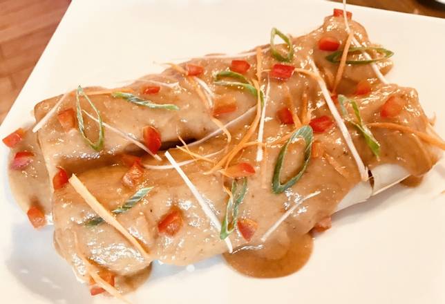 Order Peanut Sauce Spring Rolls food online from Royal Thai store, Chicago on bringmethat.com
