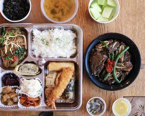 Order Premium Galbi Bento food online from Yeti Bento store, Bellevue on bringmethat.com