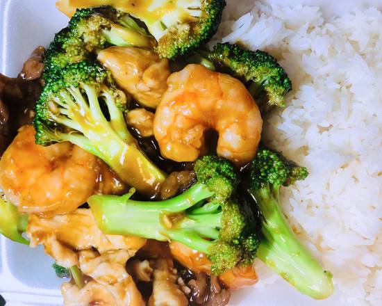 Order Chicken, beef & Shrimp w. Broccoli food online from New Golden House store, Philadelphia on bringmethat.com