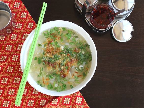Order Kao Piak Sen food online from Basil Cafe Thai Cuisine store, ST PAUL on bringmethat.com