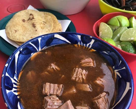 Plato de birria grande