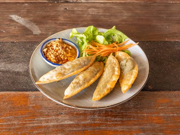 Vegetarian dumpling with peanut sauce