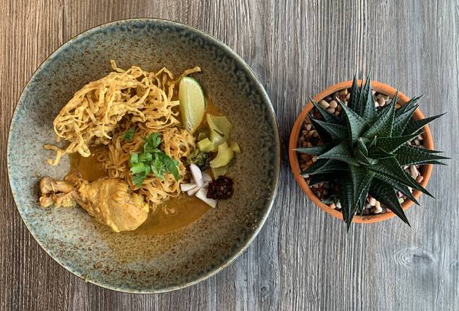 Order Khao  Soi Chicken food online from Pla-tu Sushi Thai Tapas store, South Miami on bringmethat.com