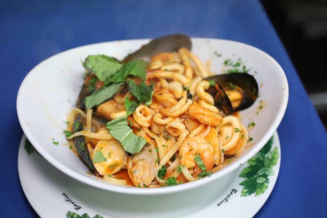 Order Linguine ai Frutti di Mare food online from Trattoria Luna store, Miami on bringmethat.com