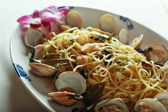 Order Linguine with Clams food online from Caffe Abbracci store, Miami on bringmethat.com