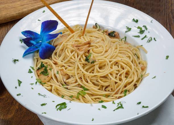Order Linguine Garlic & Oil food online from Mangiano Pizza Restaurant & Catering store, Hanover on bringmethat.com