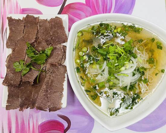Order P2. Brisket Noodle Soup food online from Pho Binh Minh store, Maple Valley on bringmethat.com