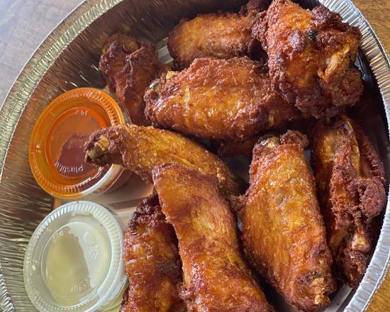Order Traditional Chicken Wings food online from Mike's Pizzeria and Italian Restaurant store, Miami on bringmethat.com