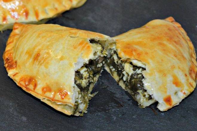 Order Spinach, Artichoke And Cheese Empanada food online from Dale Arepa Bar & Healthy Bistro store, Miami on bringmethat.com