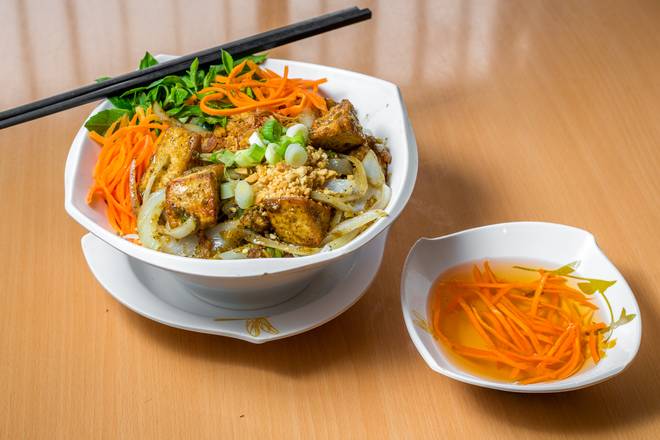 Order Tofu Stir fried onion w Lemongrass on Rice Vermicelli food online from Pho Quyen Vietnamese Restaurant store, Pinellas Park on bringmethat.com