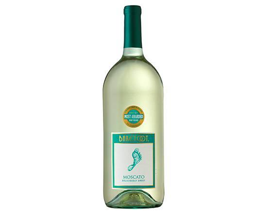 Order Barefoot Cellars Moscato, 1.5L white wine (9.0% ABV) food online from Pgi Liquors store, Punta Gorda on bringmethat.com