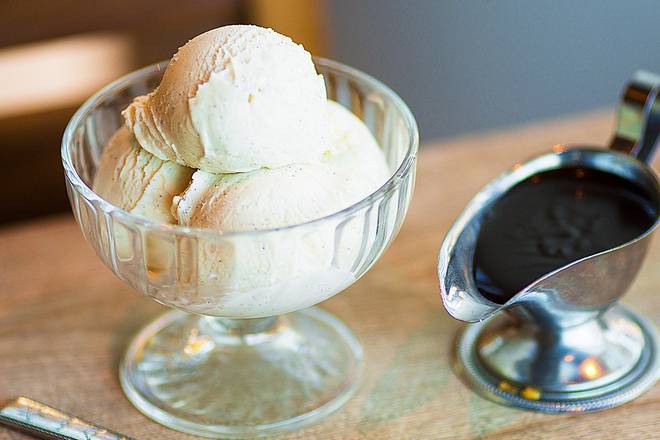 Order Hot Fudge Sundae food online from Founding Farmers Tysons store, Providence on bringmethat.com