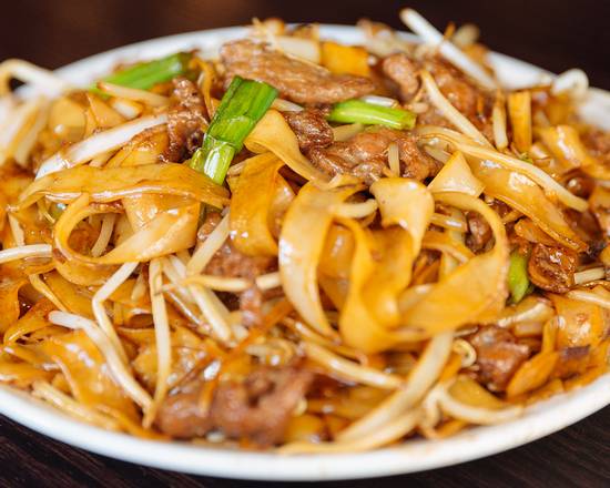 Order 725.  Beef Chowfun with Soy Sauce food online from Shanghai Rose Chinese Dim Sum store, Studio City on bringmethat.com