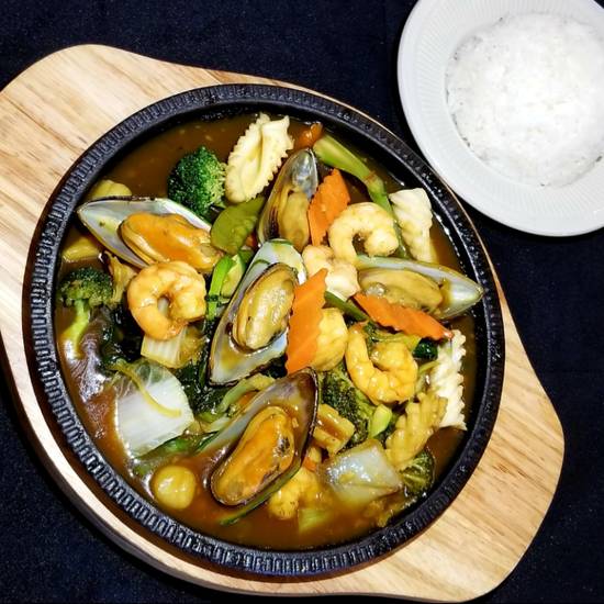 Order GD4. Seafood Combo food online from Saigon Noodle & Grill store, Orlando on bringmethat.com