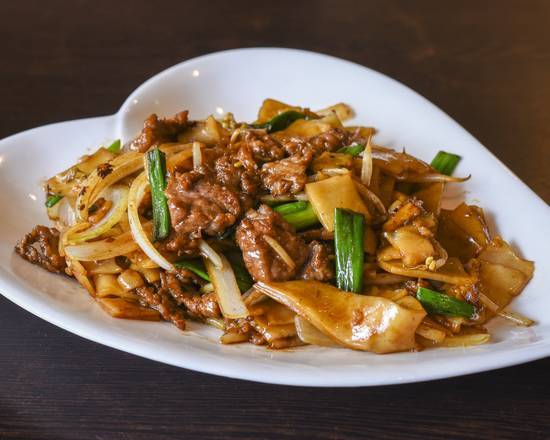 Order Beef Chow Fun food online from Grandlake Chinese Cuisine store, West Palm Beach on bringmethat.com