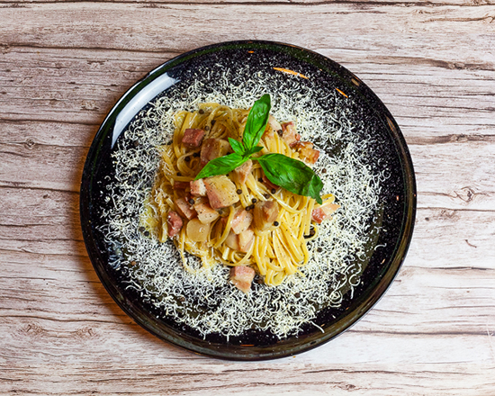 Pâtes à la carbonara avec dessert et boisson