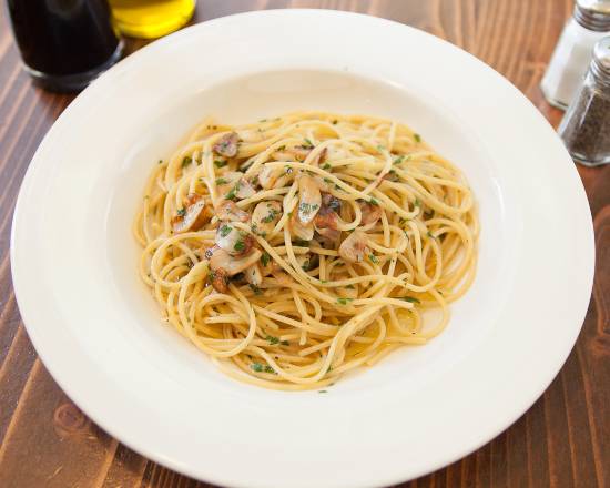 Order Spaghetti Aglio e Olio food online from Colori Kitchen store, Los Angeles on bringmethat.com