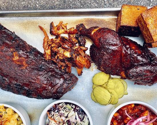 Order Smokeheads BBQ Platter food online from Foodhaul store, Elk Grove Village on bringmethat.com