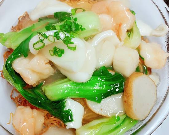 Order Seafood Pan Fried Noodle food online from Shiao Lan Kung Restaurant store, Philadelphia on bringmethat.com