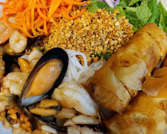 Order Vietnamese Noodle Salad - Mi Boon food online from Lan Xang store, Fort Myers on bringmethat.com