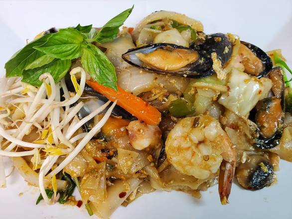 Order Drunken Noodles - Pad Kea Mao food online from Lan Xang store, Fort Myers on bringmethat.com
