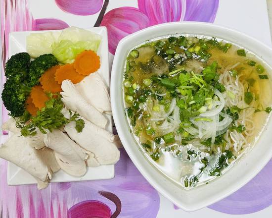 Order P9. Chicken and Vegetables Noodle Soup food online from Pho Binh Minh store, Maple Valley on bringmethat.com
