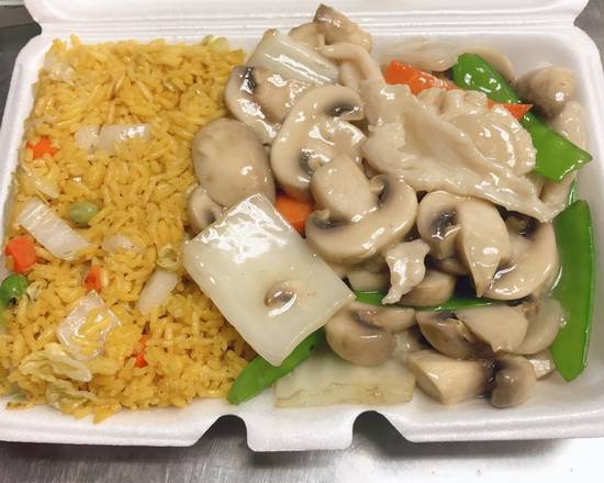 Order C7. Moo Goo Gai Pan蘑菇鸡片 food online from Yummy Yummy Chinese Restaurant store, New Orleans on bringmethat.com