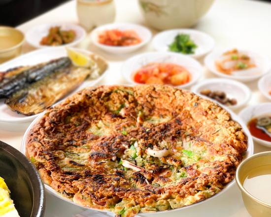 Order Gochu Haemul Pajeon food online from Danji Korean Restaurant store, Centreville on bringmethat.com