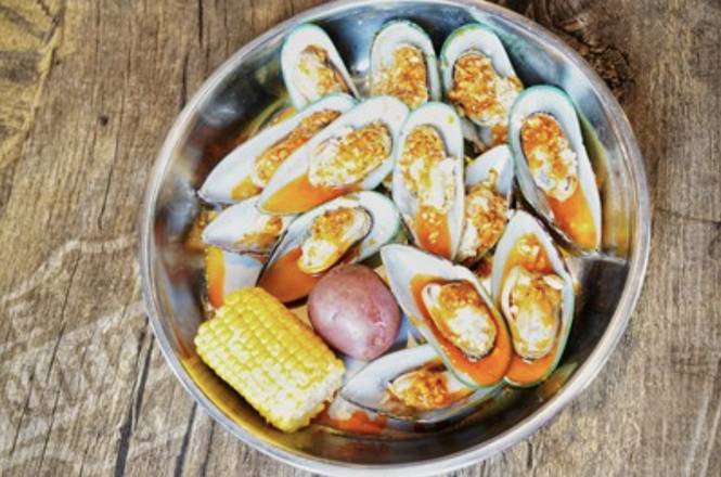 Order Green Mussels (1 lb) food online from The Juicy Crab store, Jacksonville on bringmethat.com