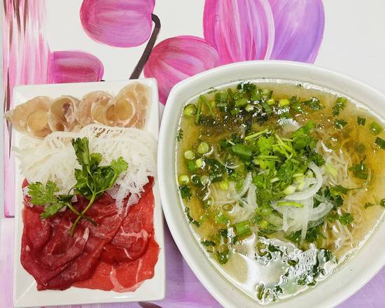 Order P8. Steak, Tendon and Tripe Noodle Soup  food online from Pho Binh Minh store, Maple Valley on bringmethat.com