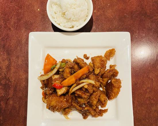 Order Sautéed Cashew Chicken  food online from Rien Tong Restaurant store, Arlington on bringmethat.com