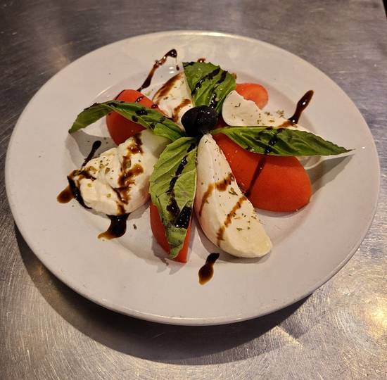 Order FRESH MOZZARELLA & TOMATO food online from Michelangelo Pizza store, Lakewood Ranch on bringmethat.com