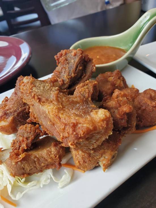 Order Fried Chicken Wings food online from Basil Cafe Thai Cuisine store, ST PAUL on bringmethat.com