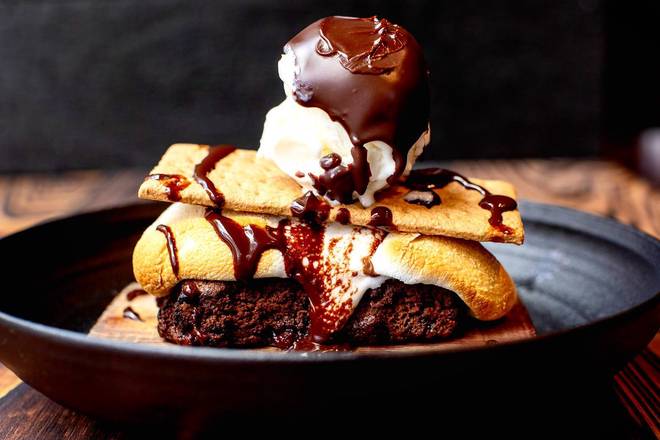 Order Cedar Plank Chocolate Brownie S'mores food online from Smokecraft Modern Barbecue store, Arlington on bringmethat.com