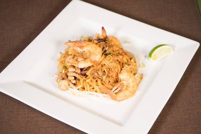 Order Seafood Pad Thai Plate (해산물 팟타이) food online from Pho32 Shabu Shabu store, Palisades Park on bringmethat.com