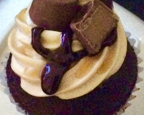 Order Rolo Cupcakes food online from Raffa’s Cupcakes store, Miami on bringmethat.com