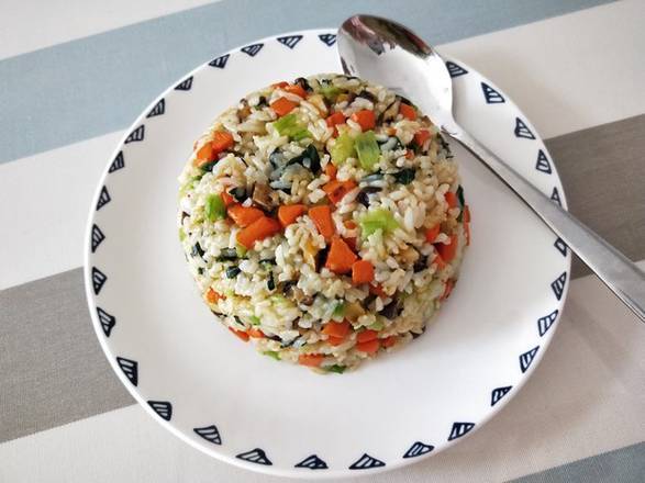 Order R2. Veggies Fried Rice 蔬菜炒饭 food online from Chopsticks Cuisine store, Seattle on bringmethat.com