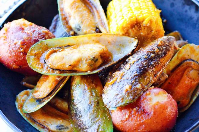 Order M8. Green Mussel (1LB) food online from Captain King's Seafood City store, Memphis on bringmethat.com