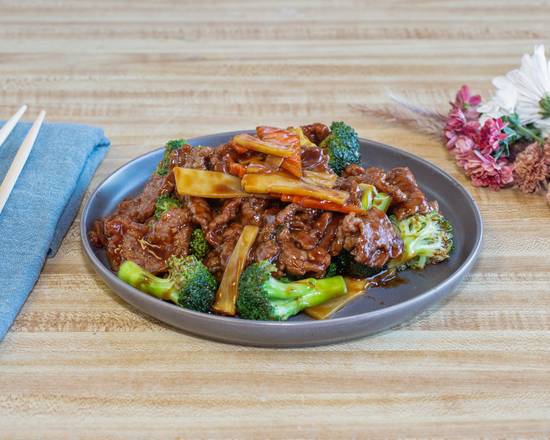 Order Beef with Broccoli (Quart) food online from Mr Dragon Chinese Restaurant store, Jacksonville on bringmethat.com