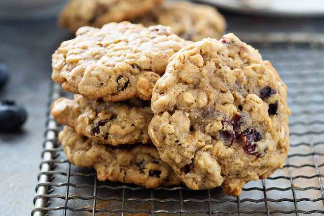 Order Oatmeal Raisin cookie food online from Breezes Island Grill store, New York on bringmethat.com
