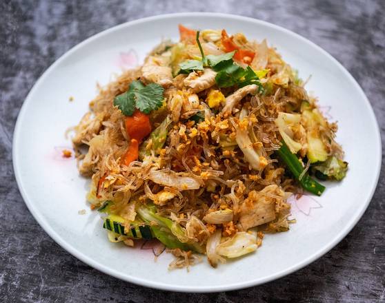 Order Garlic Noodle food online from Little Plearn Thai Kitchen store, Berkeley on bringmethat.com