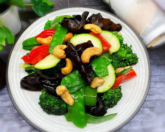 Order 腰果素什锦  Vegetable & cashew nuts w/garlic sauce food online from Fashion Wok store, Sunnyvale on bringmethat.com