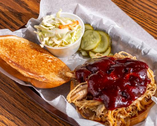 Order Pulled Pork Sandwich food online from Major Goolsby's store, Milwaukee on bringmethat.com