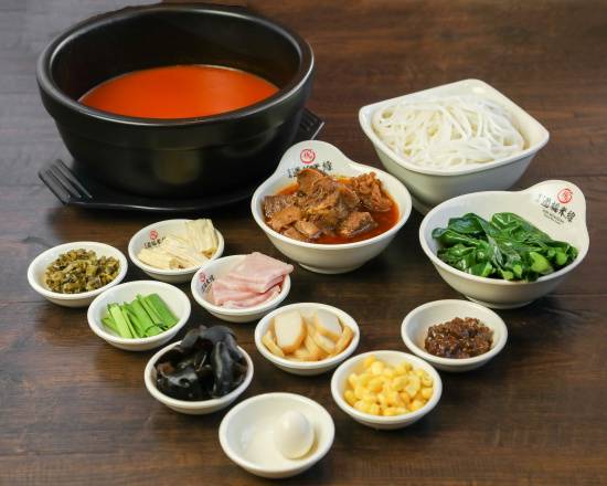 Order R7番茄牛腩米线Beef Flank with Tomato Rice Noodle food online from 十秒到云南过桥米线 store, Rockville on bringmethat.com