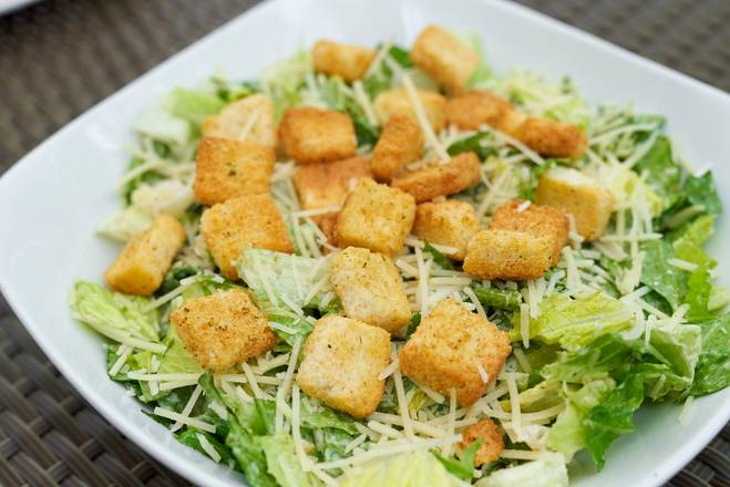Order Ensalada César food online from Latin Cafe 2000 store, Miami on bringmethat.com