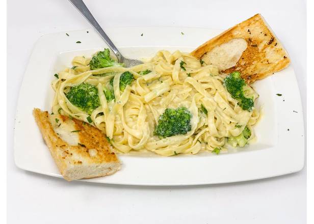 Order Fettuccine Alfredo food online from Moretti's Ristorante & Pizzeria store, Chicago on bringmethat.com