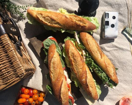 Order Demi Baguette with Chicken & Arugula food online from La Boulangerie De San Francisco store, San Francisco on bringmethat.com